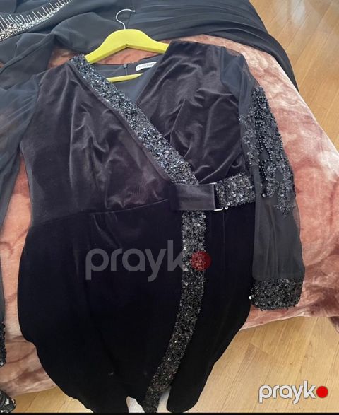 Qara rəngli zərif qadın libası. Məxmər parça ilə hazırlanıb, sinə və
