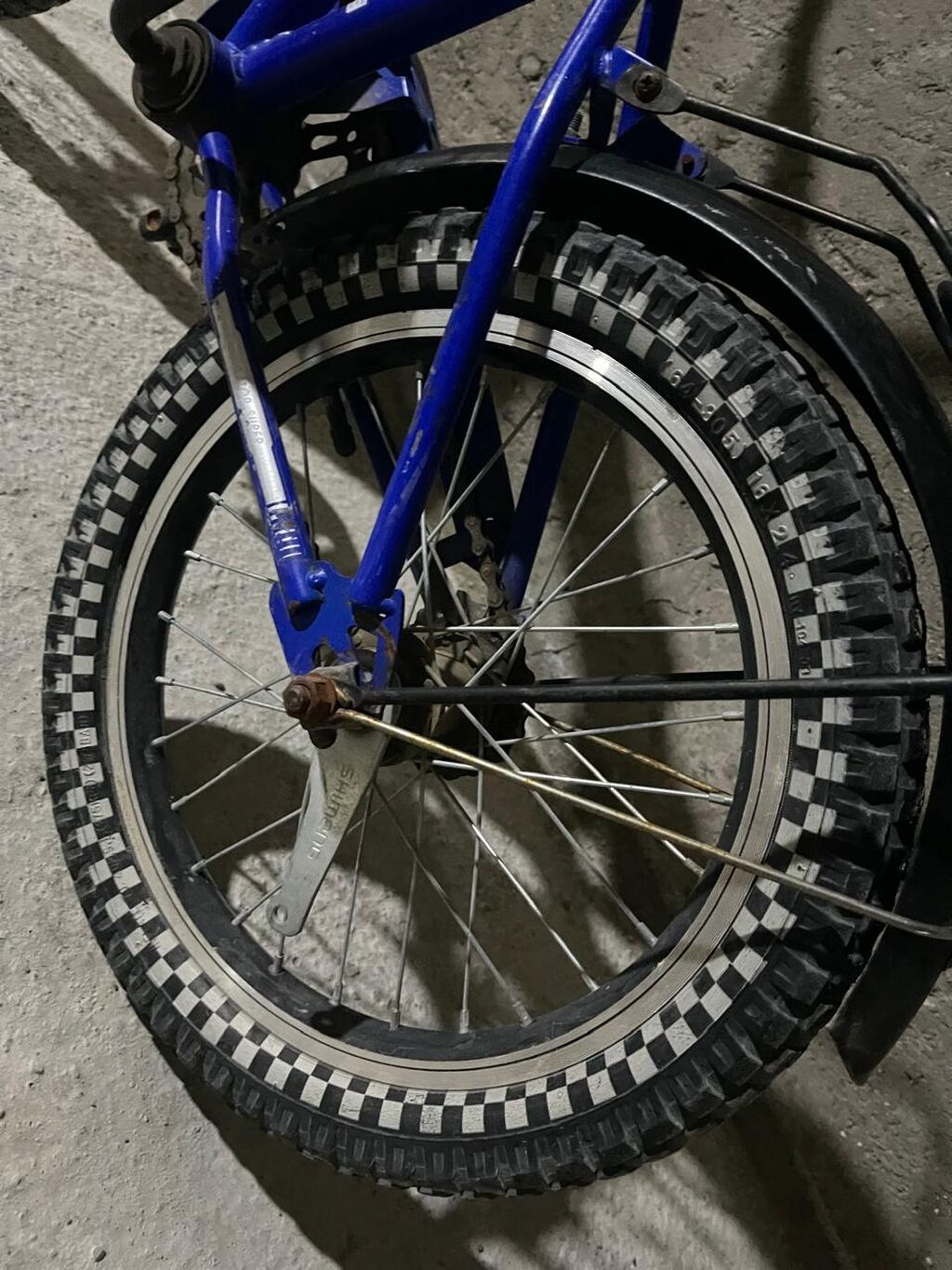 Mavi rəngli BMX tipli velosiped. Kompakt ölçülü çərçivəyə malikdir və — Velosipedlər, Masazır (6)