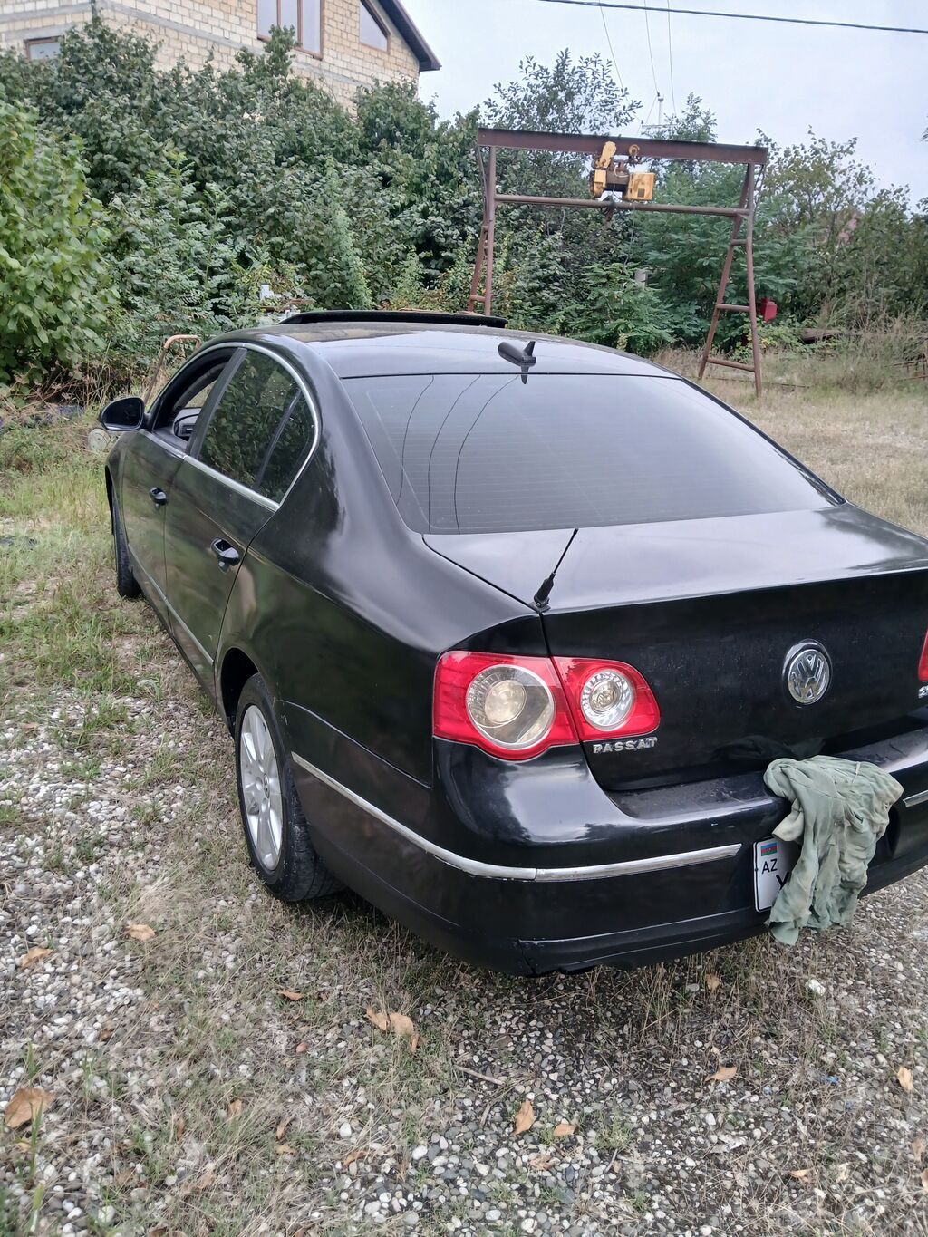 Volkswagen Passat sedan. Avtomobilin salonu qara rəngdədir və ön — Avto, Qusar (10)