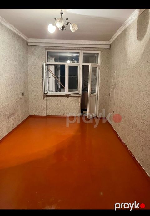 1 otaqlı mənzil təqdim olunur. Mənzildə geniş əsas otaq, eyvana çıxışı