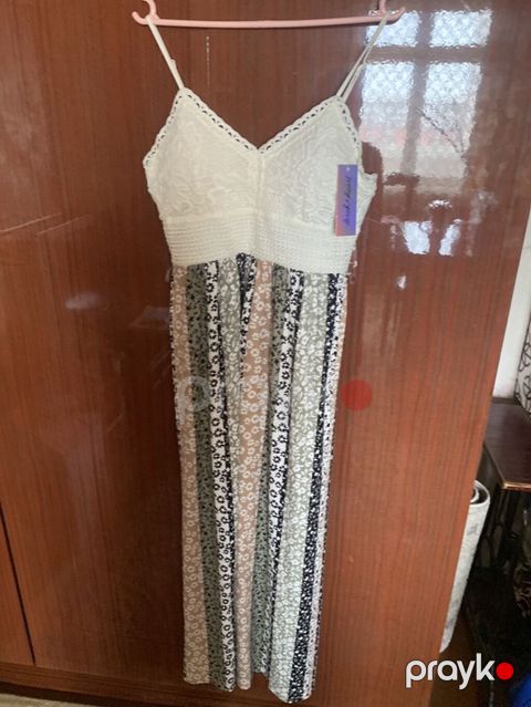 Yay üçün qadın uzun donu. Model nazik asqılıdır və üst hissəsi ağ