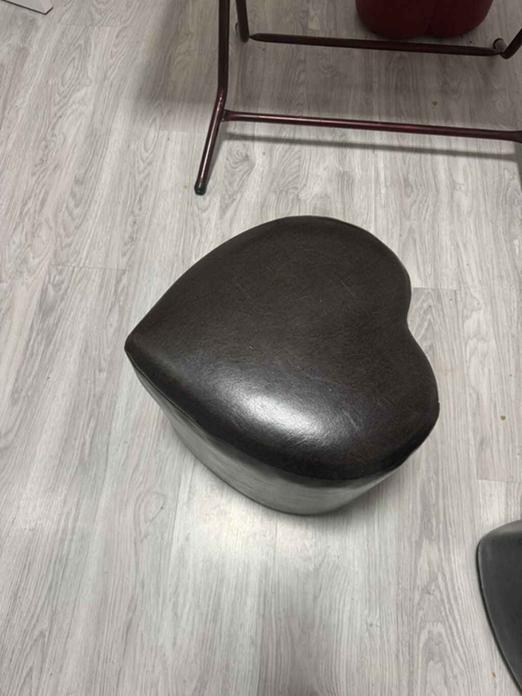 İşlənmiş, Pufik oturacaq, Süni dəri, rəng - Qırmızı, Kredit yoxdur, Çatdırılma yoxdur — Mebel, Göyçay (4)