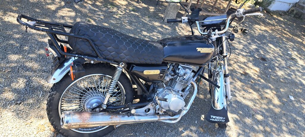 Tiger Moto motosiklet klassik dizayna malik modeldir. Şəkillərdə — Motosikletlər, Liman (3)
