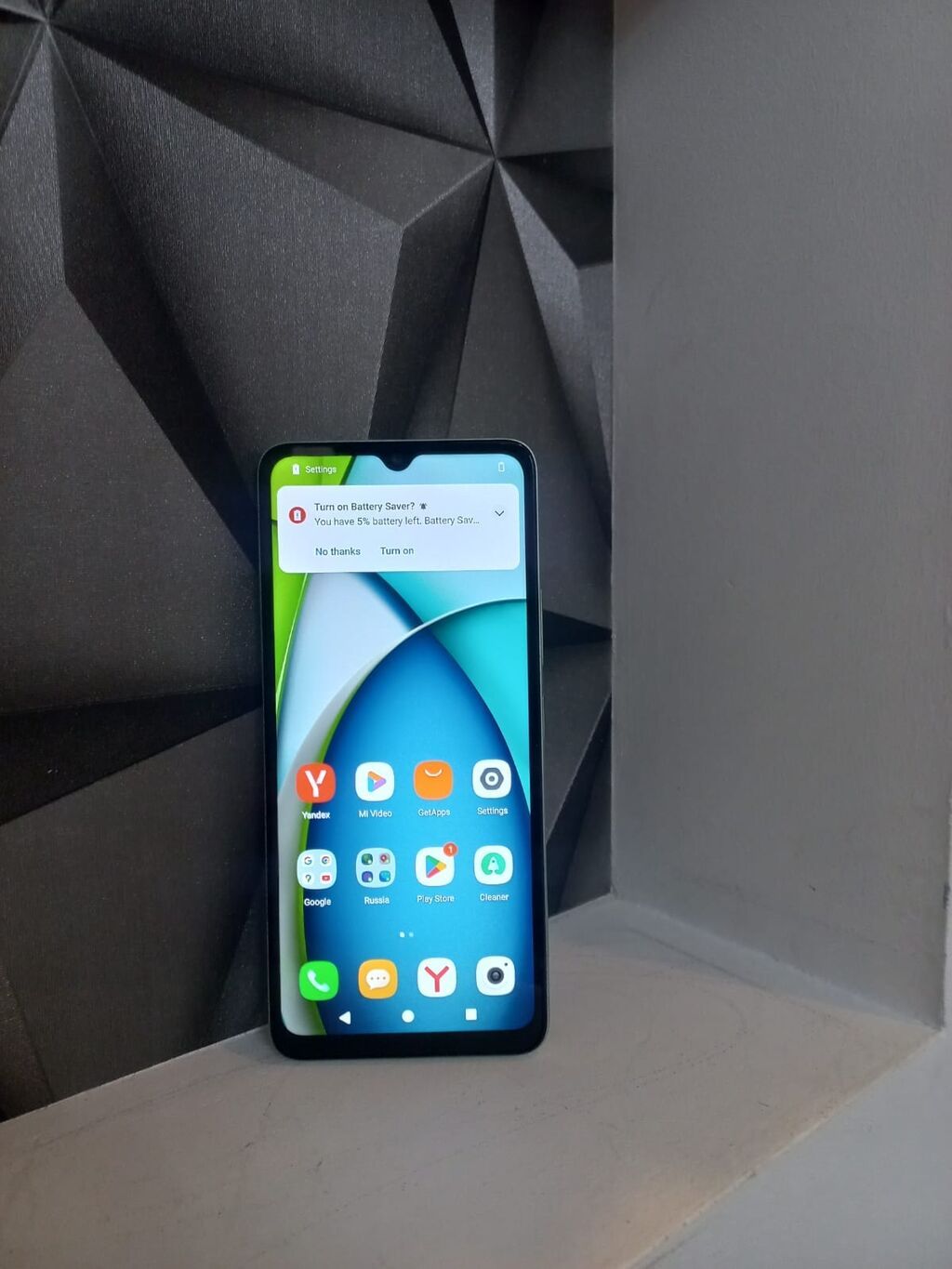 Redmi smartfon. Cihaz açıq mavi rəngdədir və arxa hissəsində böyük — Elektronika, Digah (4)