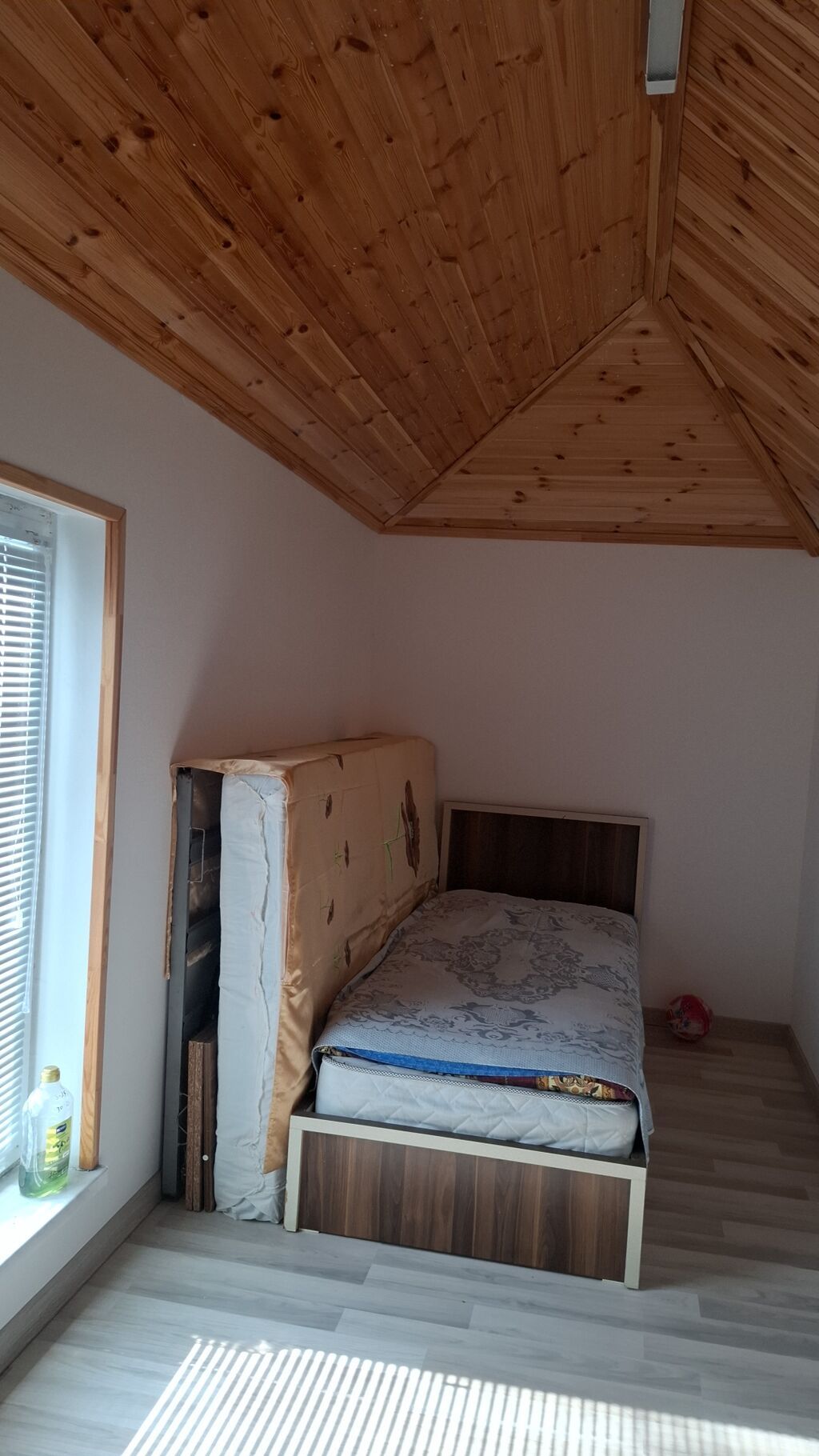 Geniş və işıqlı mənzil – ağac tavanlı interyer və rahat mebel dəsti — Daşınmaz əmlak, Xırdalan (4)