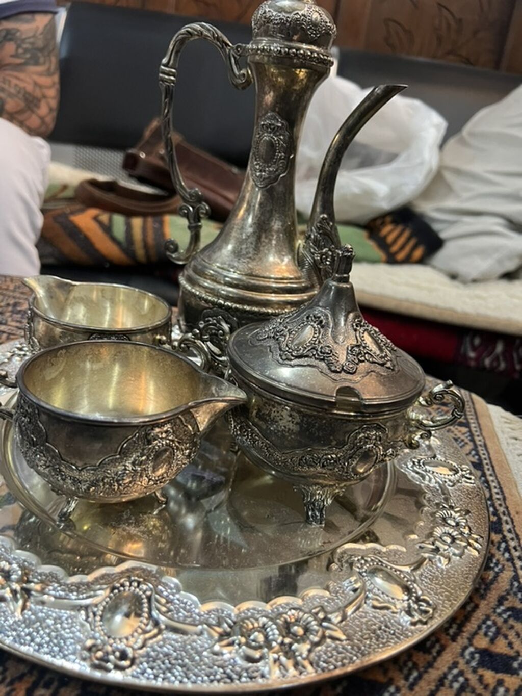 Zərif naxışlarla işlənmiş dekorativ servis dəsti. Dəstə böyük dairəvi — Mallar, Bakı (2)