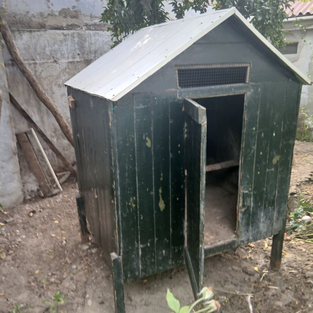 Taxtadan hazırlanmış heyvan yuvası/kulubası. Quruluşu qapalı tipdir — Heyvanlar, Bakı (2)