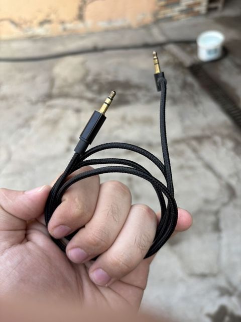 3.5 mm AUX səs kabeli - Hər iki ucunda 3.5 mm stereo (TRS) jack –