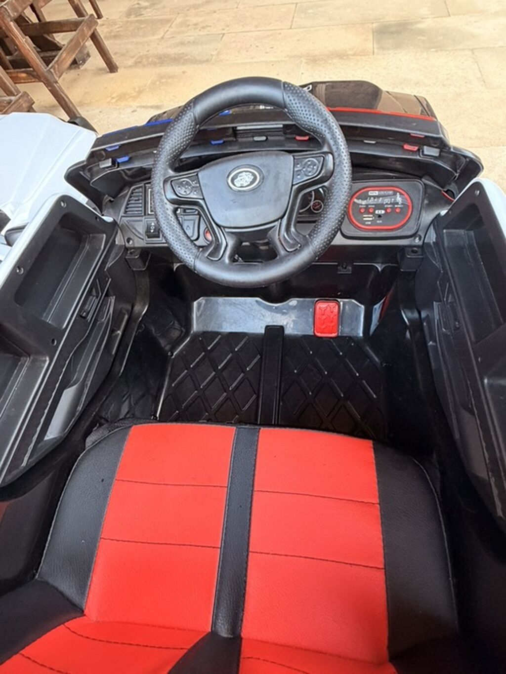 Uşaqlar üçün polis üslublu elektrikli mini avtomobil. Şəkillərdə — Mallar, Bakı (4)