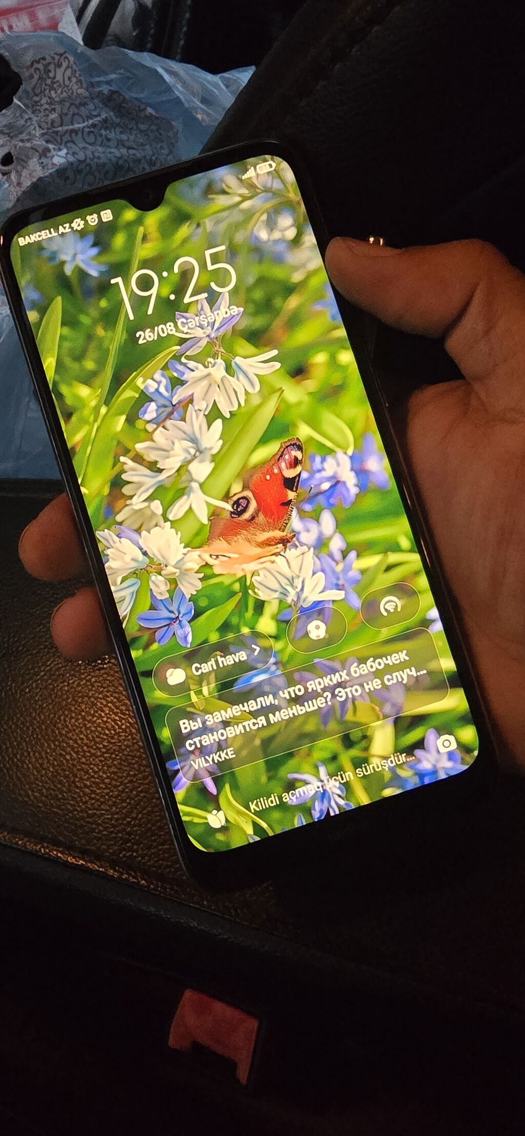 Redmi smartfon. Ağ rəngli, parlaq arxa korpusa malik modeldir. Arxa — Elektronika, Masazır