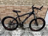 SAFT markalı dağ velosipedi. Qara rəngli çərçivə üzərində boz və — Bicycles