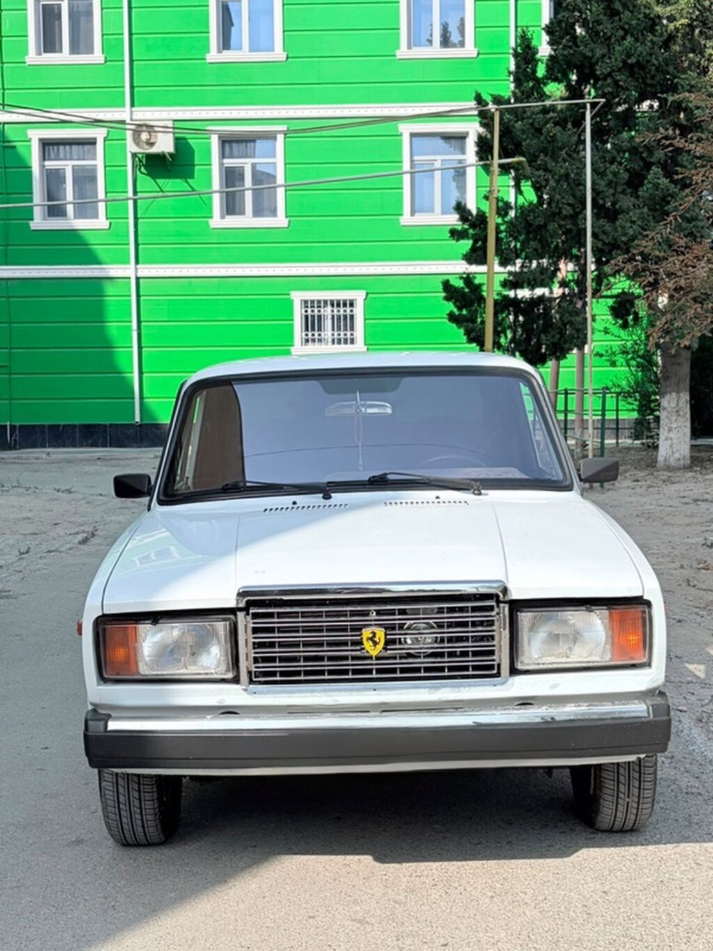 VAZ 2107, ağ rəngli sedan Xüsusiyyətlər və detallı təsvir: - Korpusu — Avto, Sumqayıt