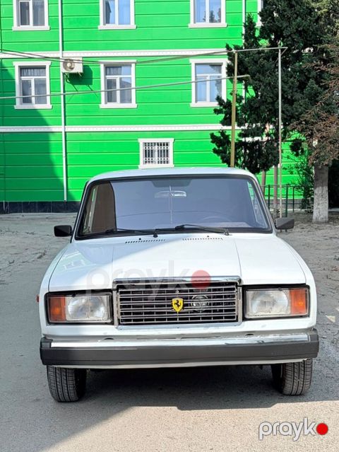 VAZ 2107, ağ rəngli sedan Xüsusiyyətlər və detallı təsvir: - Korpusu