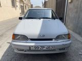 VAZ 2115 avtomobili, gümüşü rəngdə sedan kuzovlu modeldir. Şəkillərdə — Avtomobil