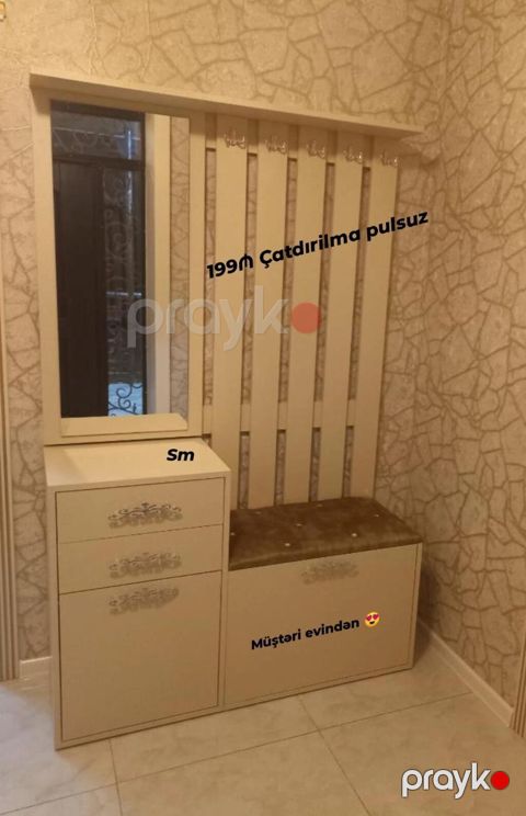 Dəhliz üçün çoxfunksiyalı giriş mebeli dəsti. Kompozisiyaya asılqan