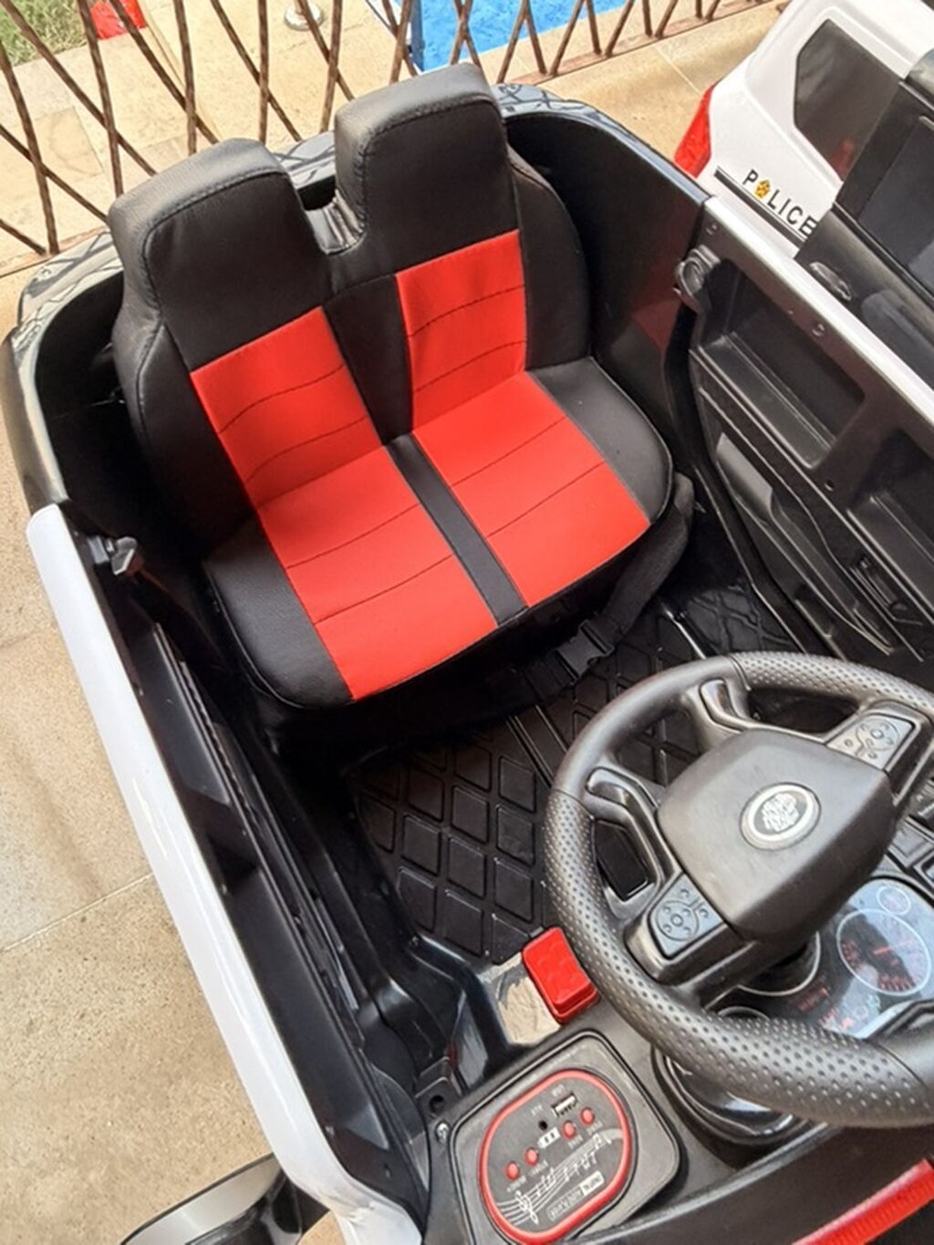 Uşaqlar üçün polis üslublu elektrikli mini avtomobil. Şəkillərdə — Mallar, Bakı (3)