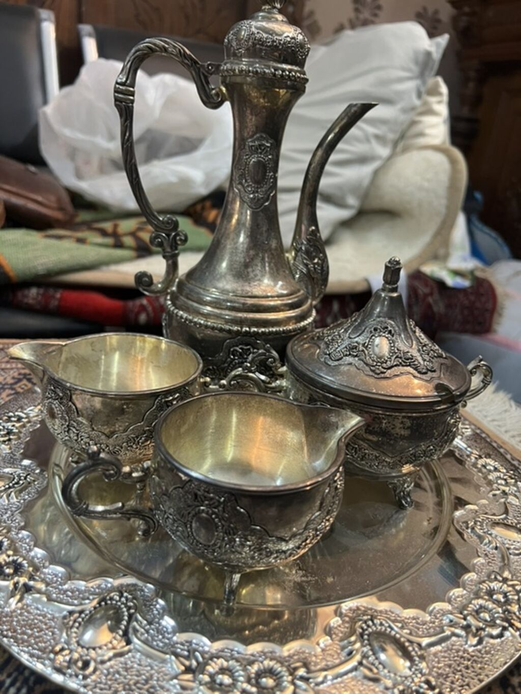 Zərif naxışlarla işlənmiş dekorativ servis dəsti. Dəstə böyük dairəvi — Mallar, Bakı (3)