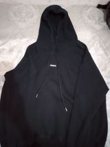 Qara rəngli kapüşonlu sviter (hoodie). Ön hissəsində kiçik ölçülü — Şəxsi əşyalar