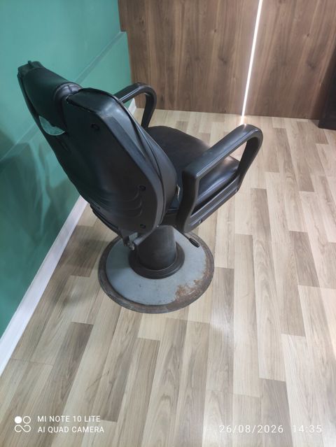 Bərbər kreslosu – peşəkar salonlar üçün - Rəng: qara - Material: süni — Офисная мебель