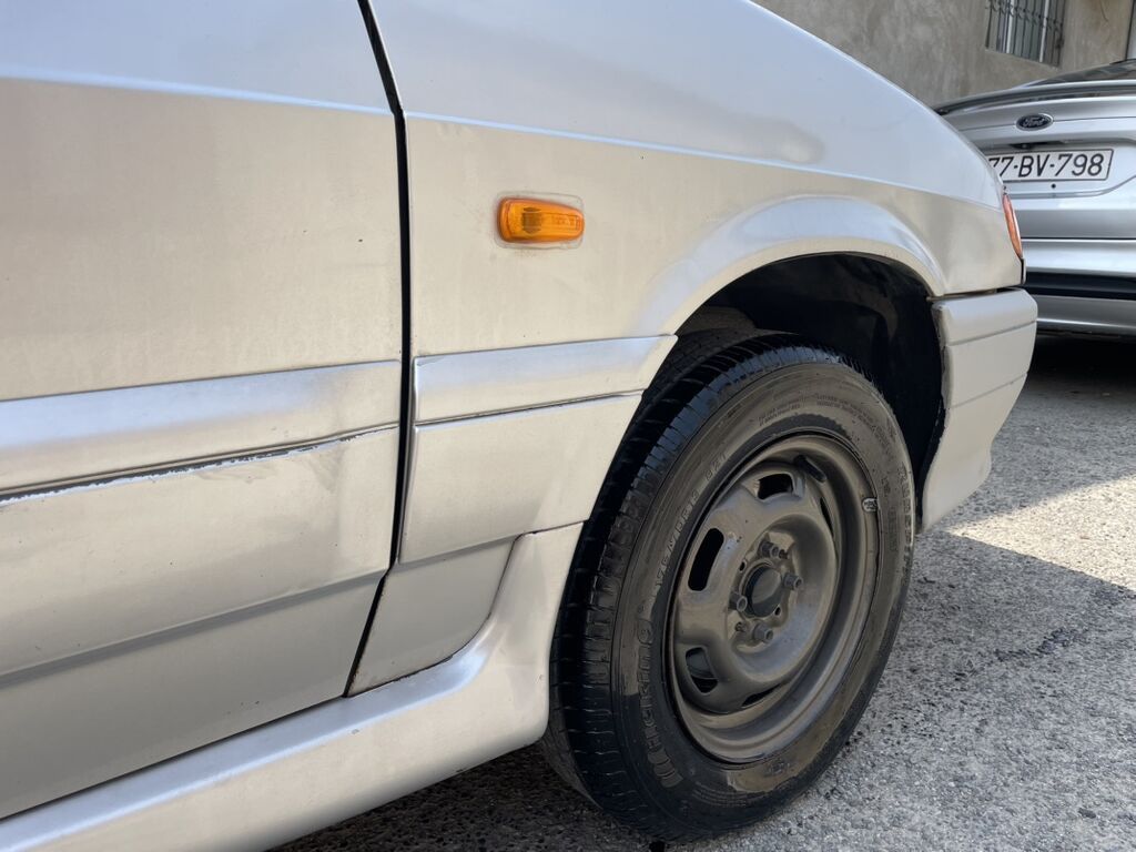 VAZ 2115 avtomobili, gümüşü rəngdə sedan kuzovlu modeldir. Şəkillərdə — Avto, Sumqayıt (5)