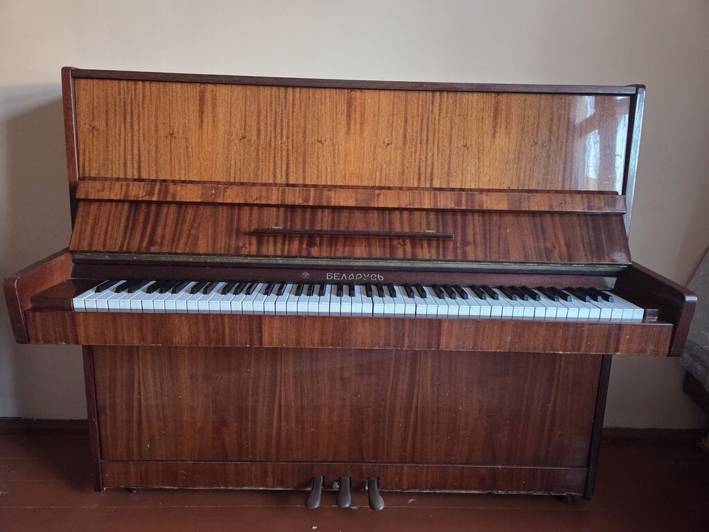 Belarus markalı pianino satılır. Upright tipli klassik modeldir — Mallar, Bakı (2)