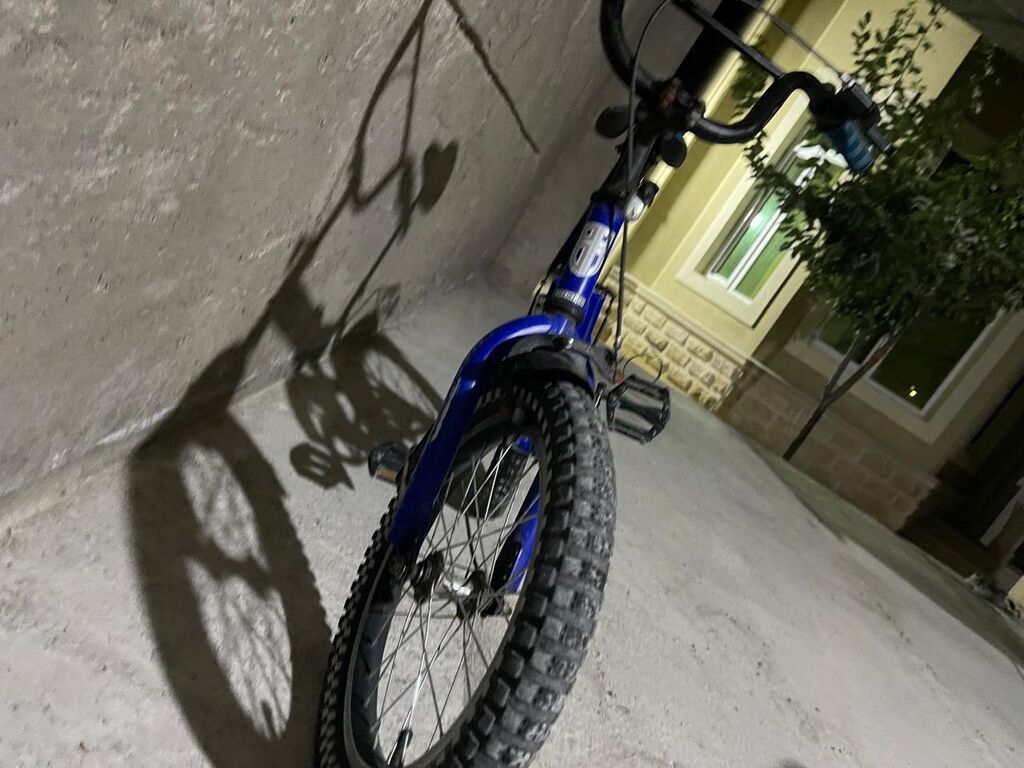 Mavi rəngli BMX tipli velosiped. Kompakt ölçülü çərçivəyə malikdir və — Velosipedlər, Masazır (2)
