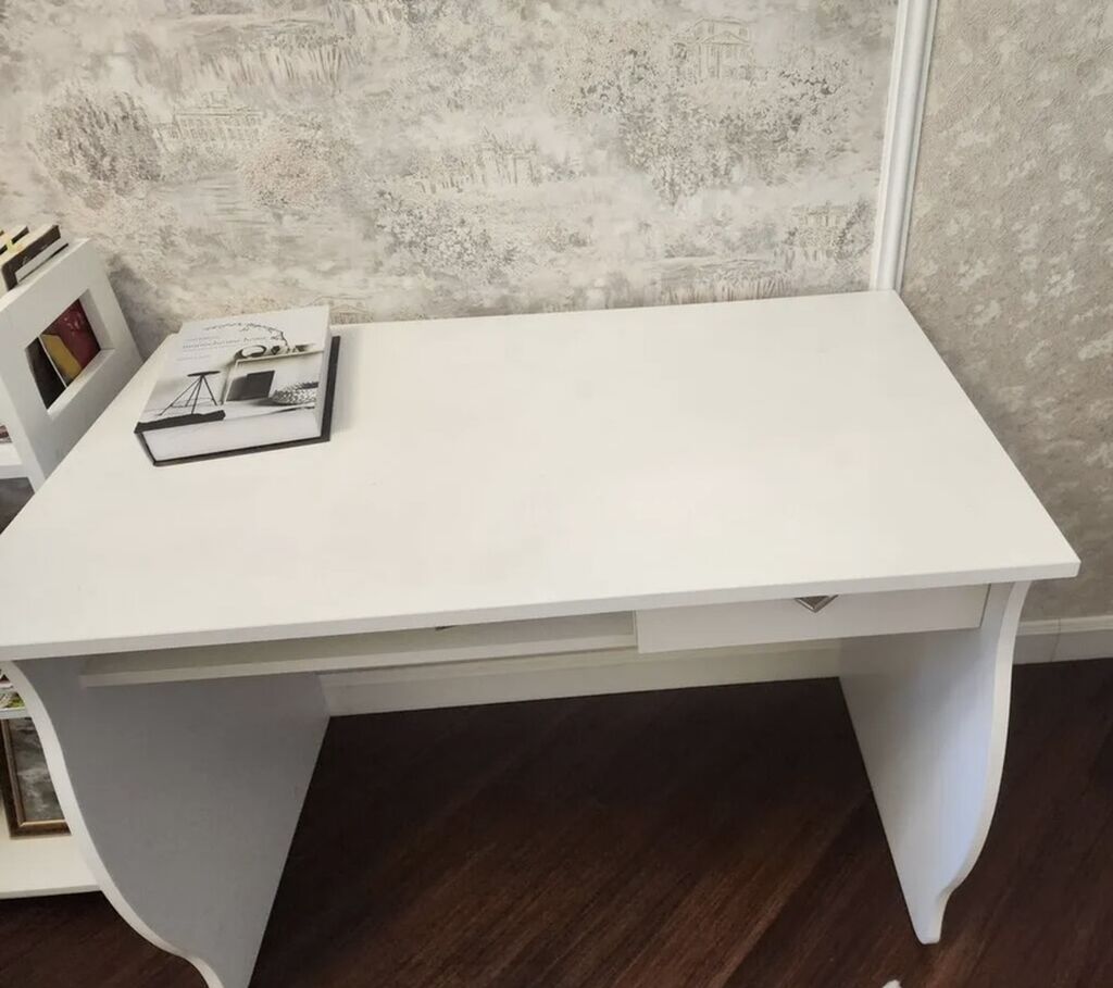 Ağ rəngli kompüter/yazı/ makiyaj masası.Çox az istifadə olunub, əla — Mebel, Bakı (3)