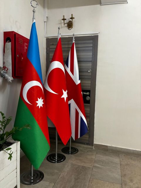 Bayraqlar her biri 50azn Şəkildə göründüyü kimi dirəyi ilə birlikdə