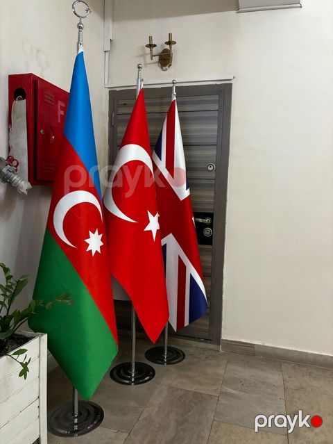 Bayraqlar her biri 50azn Şəkildə göründüyü kimi dirəyi ilə birlikdə