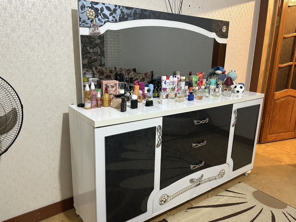 Qonaq otağı və ya yataq otağı üçün güzgülü komod təqdim olunur. Model — Mebel, Saray (3)