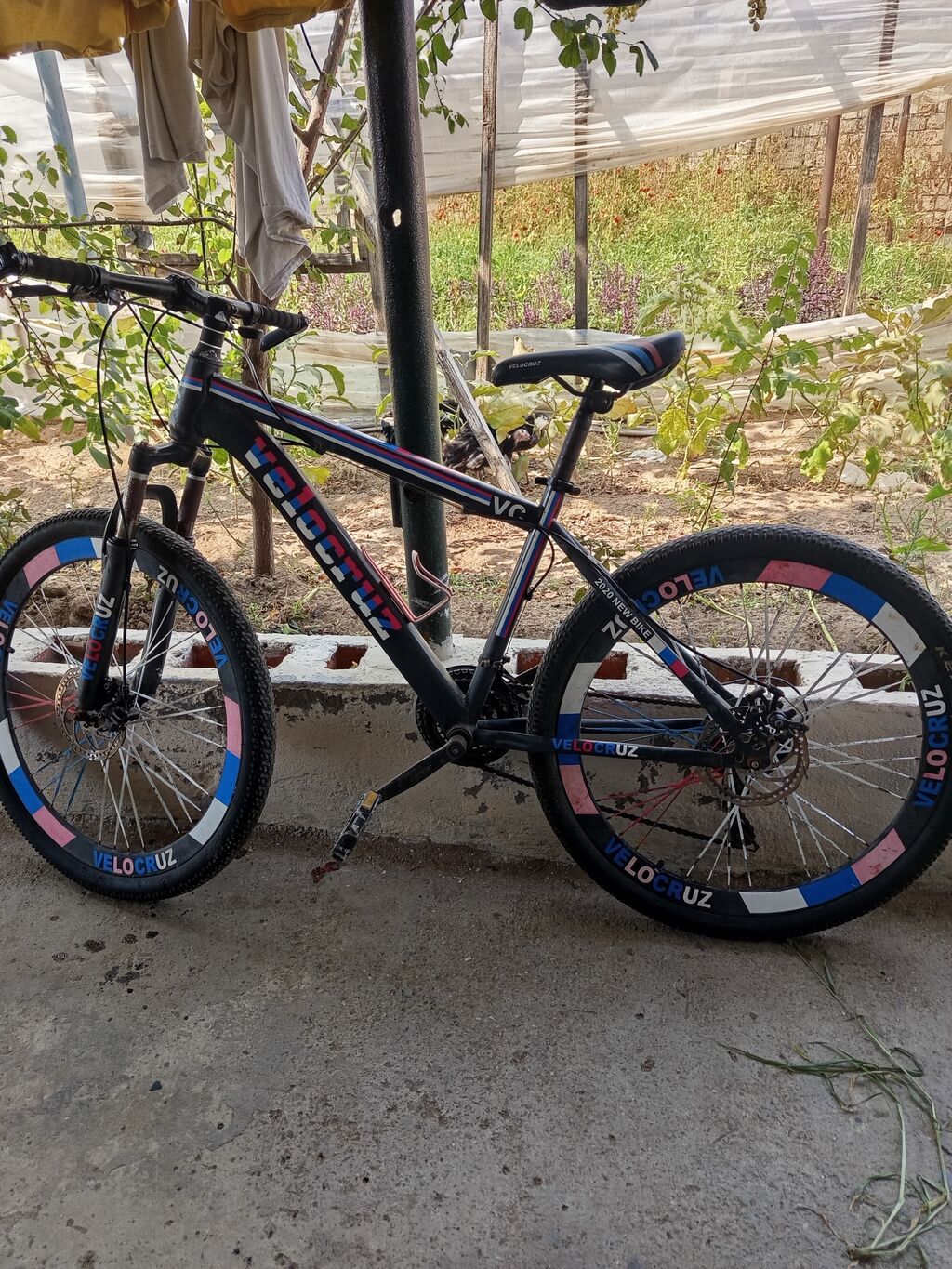 Velocruz dağ velosipedi. Qara rəngli çərçivəyə sahibdir və üzərində — Dağ velosipedləri, Digah