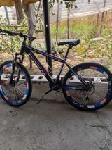 Velocruz dağ velosipedi. Qara rəngli çərçivəyə sahibdir və üzərində — Sports, Hobby & Leisure