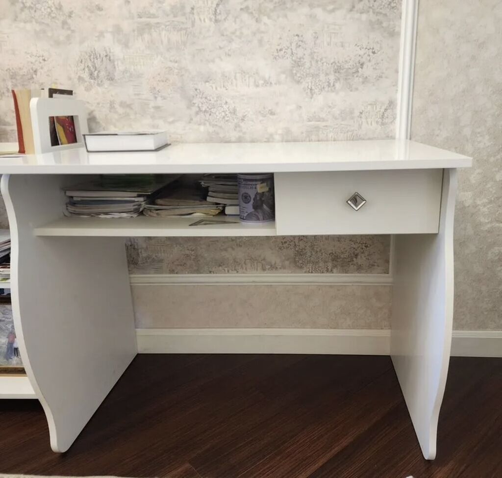 Ağ rəngli kompüter/yazı/ makiyaj masası.Çox az istifadə olunub, əla — Mebel, Bakı (2)