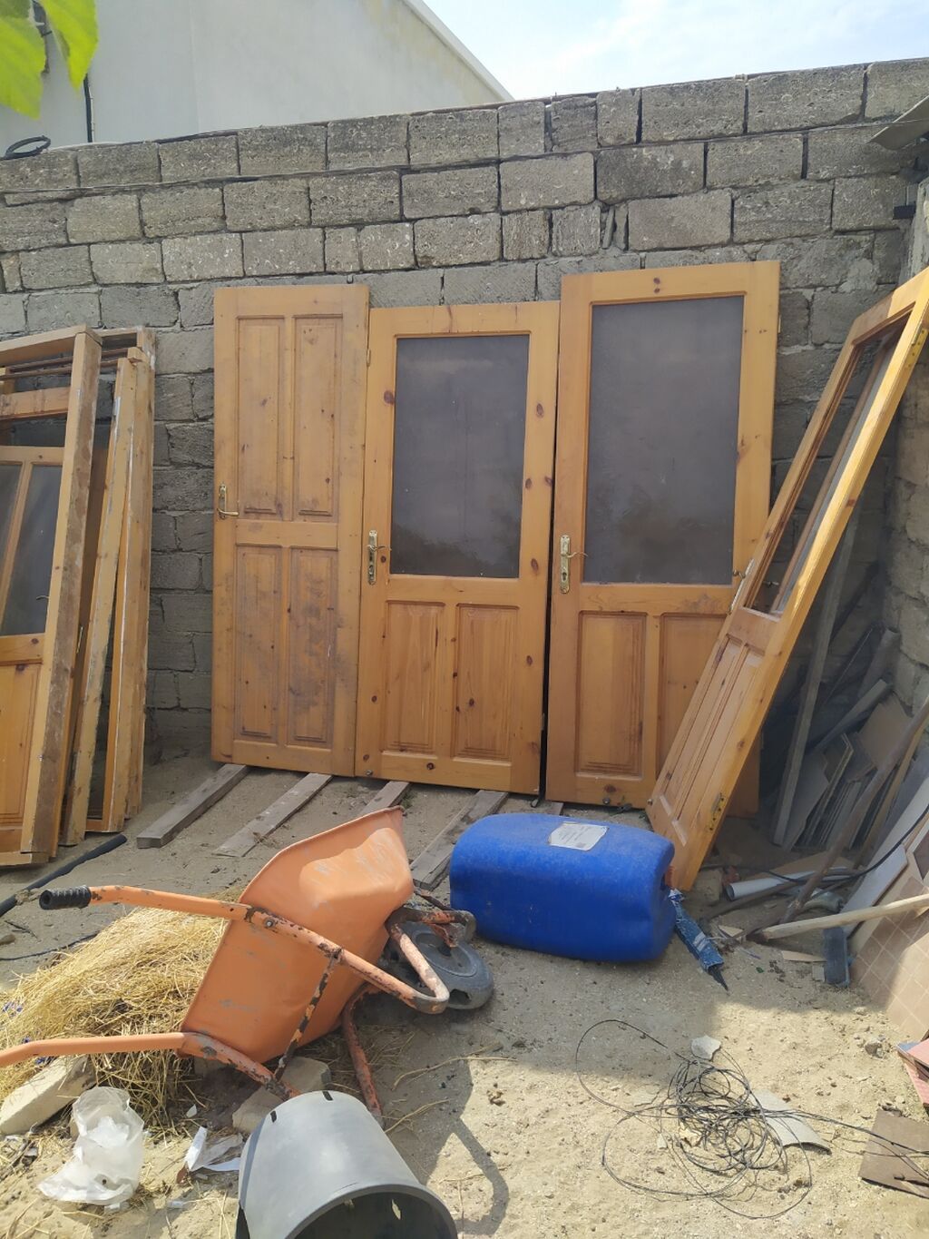 Taxta qapılar və qapı çərçivələri satılır. Şəkillərdə bir neçə ədəd — Mallar, Bakı (2)