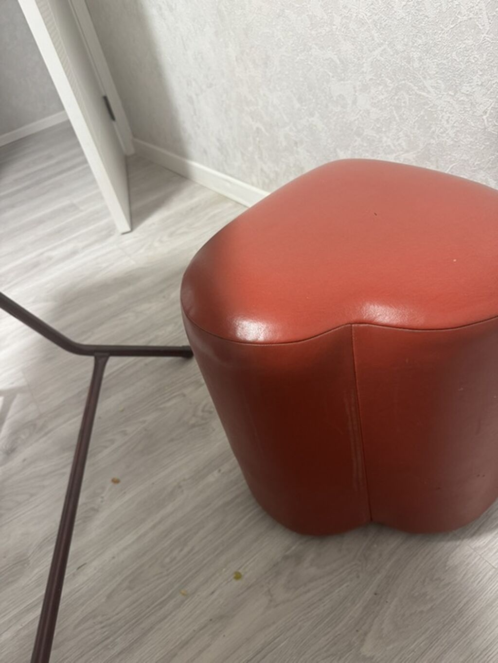 İşlənmiş, Pufik oturacaq, Süni dəri, rəng - Qırmızı, Kredit yoxdur, Çatdırılma yoxdur — Mebel, Göyçay (3)