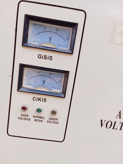 Avtomatik AC gərginlik stabilizatoru (Voltage Regulator). Cihaz giriş