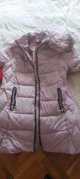 Açıq çəhrayı rəngdə qadın üçün qalın qış gödəkçəsi. Model uzun — Jackets