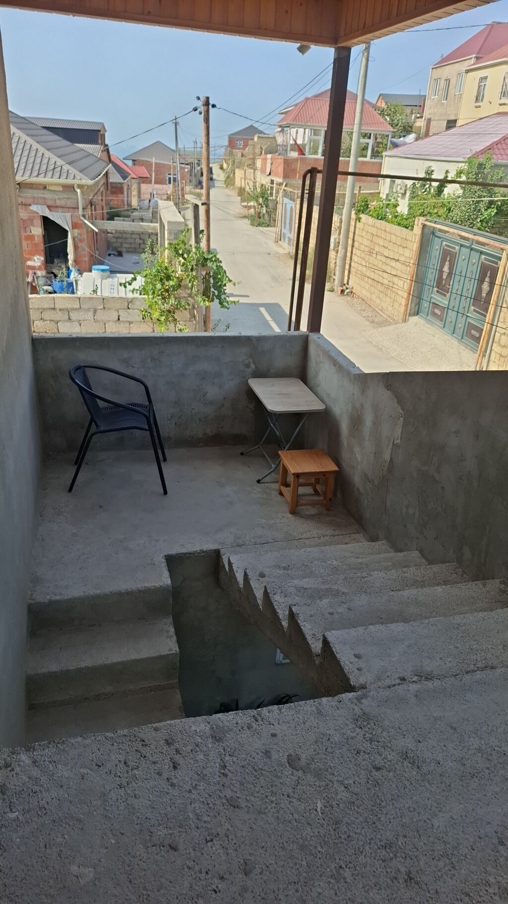 Geniş və işıqlı mənzil – ağac tavanlı interyer və rahat mebel dəsti — Daşınmaz əmlak, Xırdalan (6)