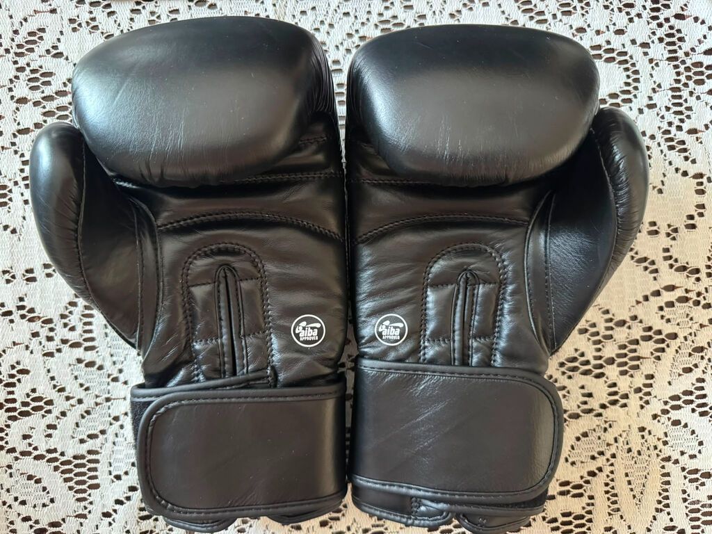 Adidas markalı, qara rəngdə tam dəri boks əlcəkləri satılır. Tam — İdman və istirahət, Bakı (2)