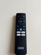 BENK markalı smart TV pultu. Pult üzərində əsas idarəetmə düymələri — Electronics