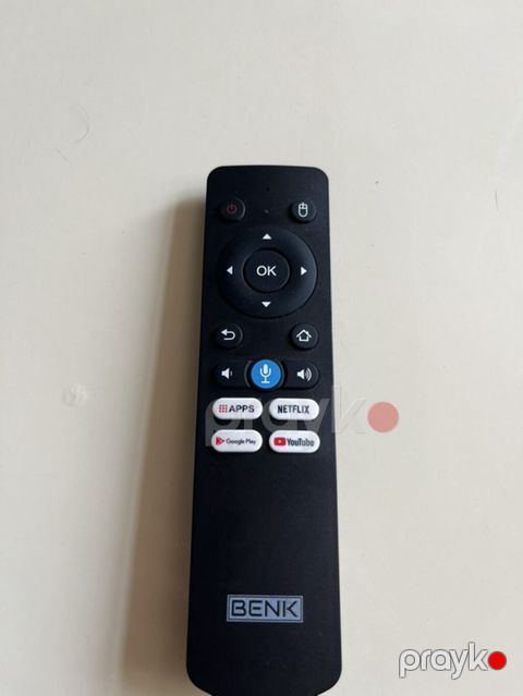 BENK markalı smart TV pultu. Pult üzərində əsas idarəetmə düymələri