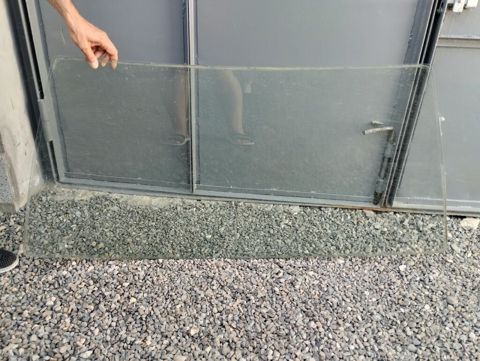 Satılır şüşə panel. Böyük ölçülü, şəffaf şüşədir. Düzbucaqlı