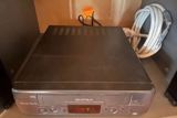 SUPRA VHS videomaqnitofon Xüsusiyyətlər: - VHS kasetlər üçün pleyer — TV and video equipment