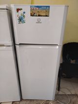 Indesit markalı ikiqapılı soyuducu. Ağ rəngdədir, yuxarıda dondurucu — Soyuducular