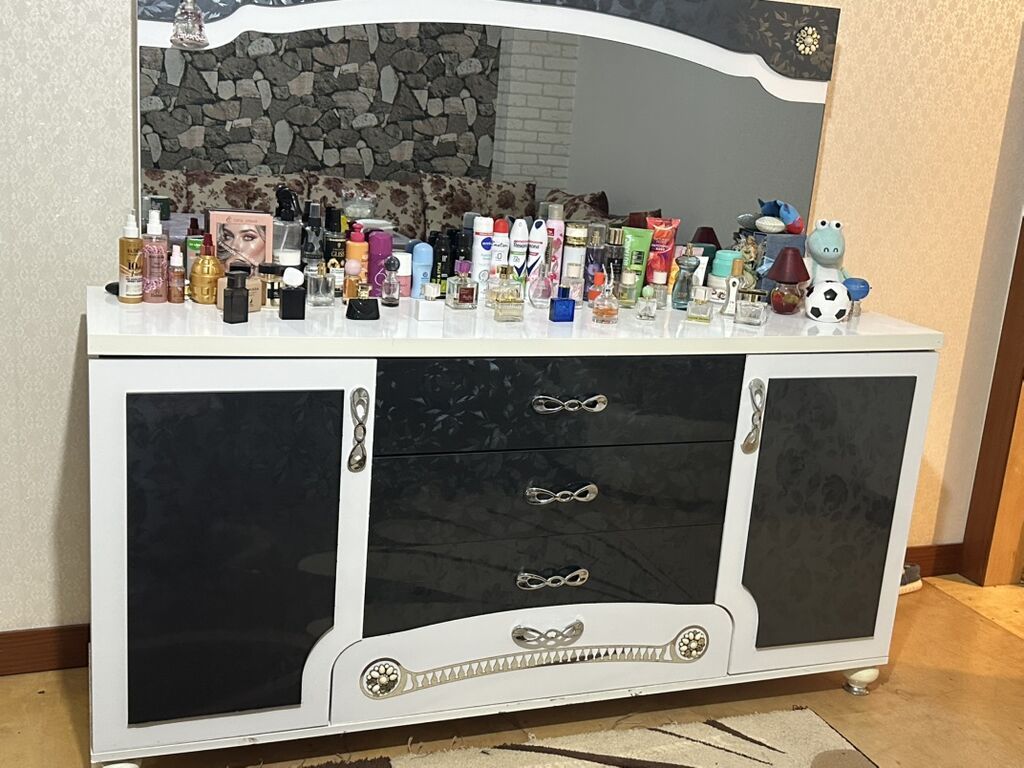 Qonaq otağı və ya yataq otağı üçün güzgülü komod təqdim olunur. Model — Mebel, Saray