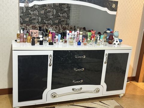 Qonaq otağı və ya yataq otağı üçün güzgülü komod təqdim olunur. Model — Saray