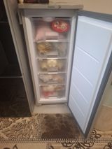 Şaquli dondurucu kamera. Ağ rəngli, dar və hündür quruluşa malikdir — Refrigerators