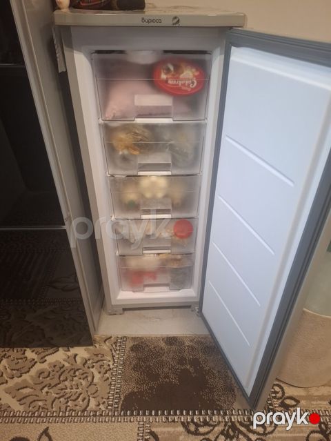 Şaquli dondurucu kamera. Ağ rəngli, dar və hündür quruluşa malikdir