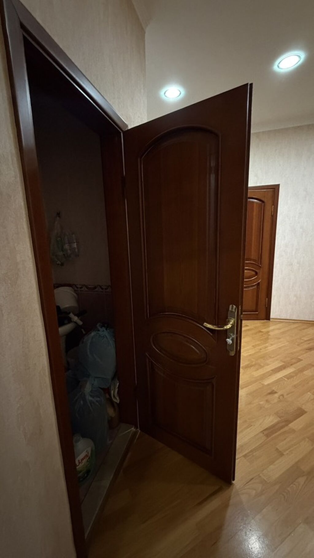 Taxta otaq qapısı satılır. Qapı tünd qəhvəyi rəngdədir və klassik — Mallar, Bakı (3)