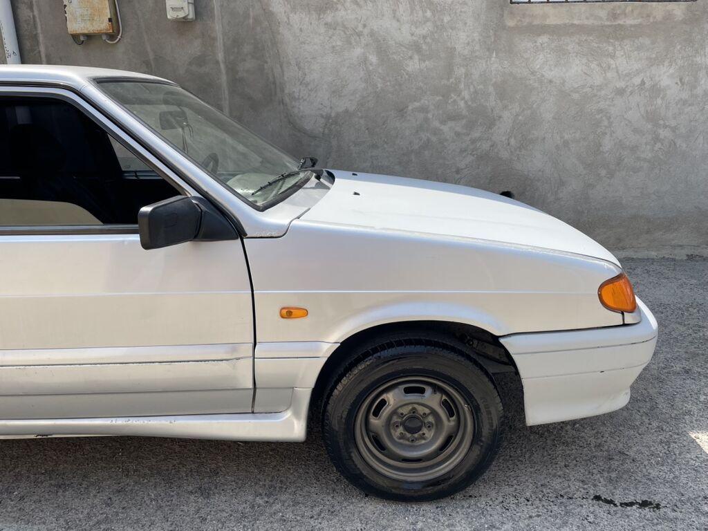 VAZ 2115 avtomobili, gümüşü rəngdə sedan kuzovlu modeldir. Şəkillərdə — Avto, Sumqayıt (6)